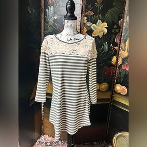 Umgee White and green Lace Striped Tunic (D3)